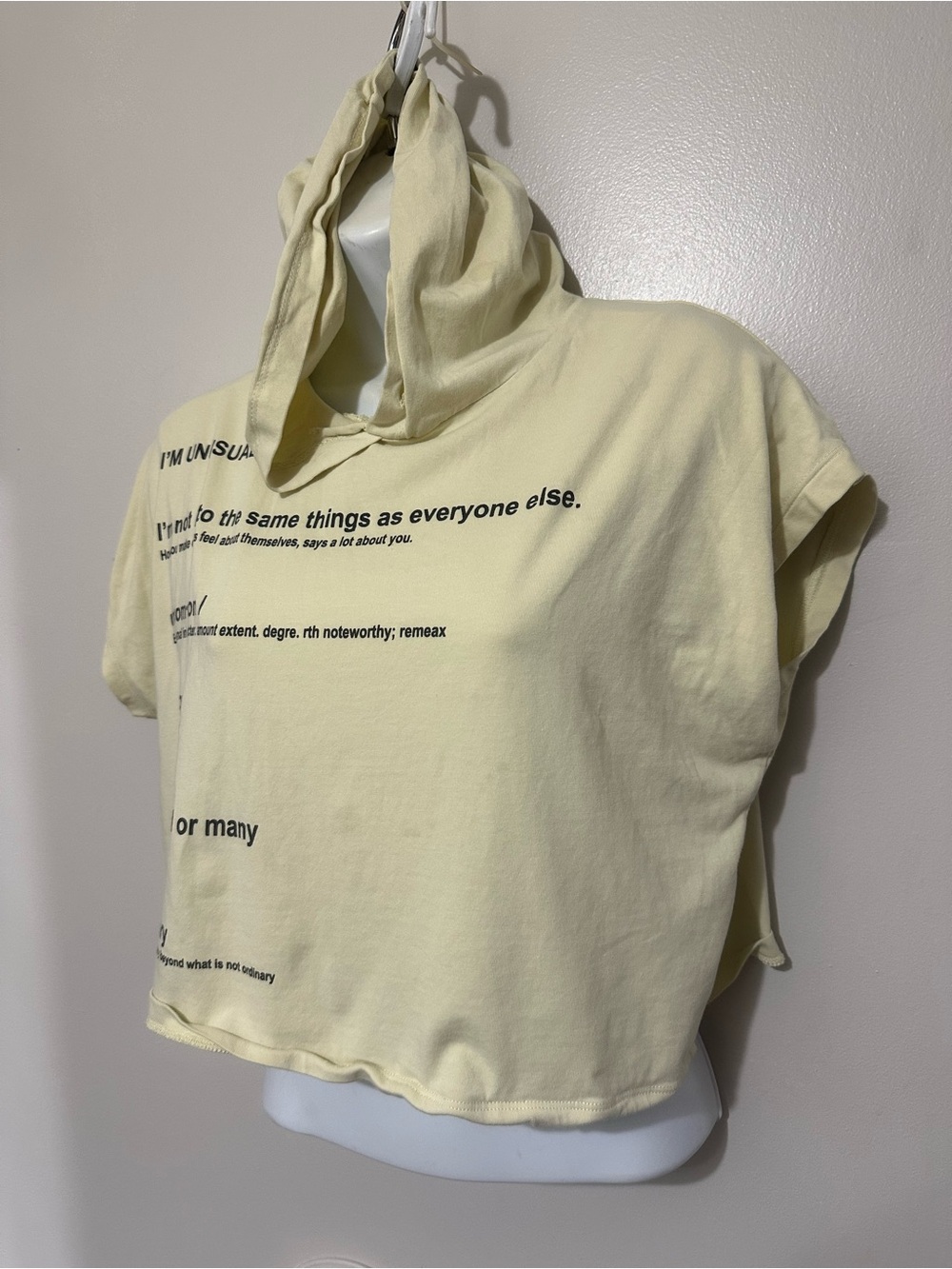 A Newe Han “I’m Unusual” paleYellow Cropped Hooded T‑Shirt Graphic Top 